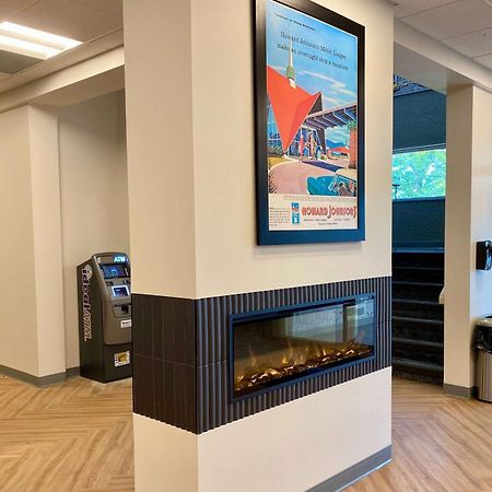 Howard Johnson By Wyndham Winnipeg West Esterno foto
