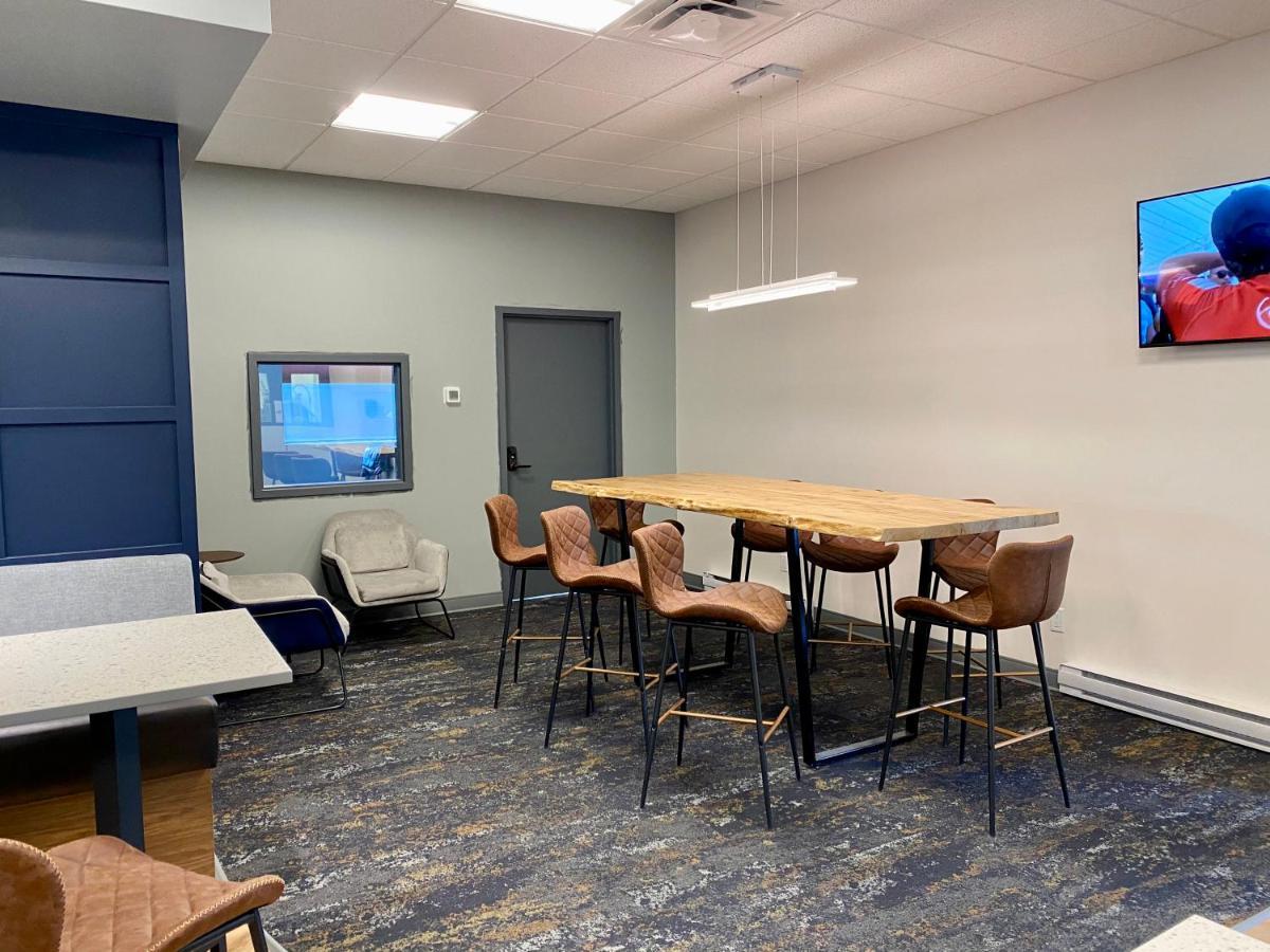 Howard Johnson By Wyndham Winnipeg West Esterno foto