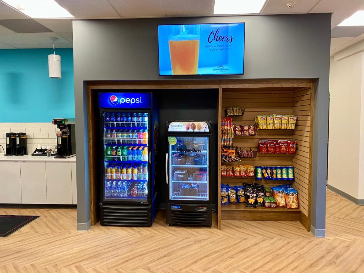 Howard Johnson By Wyndham Winnipeg West Esterno foto
