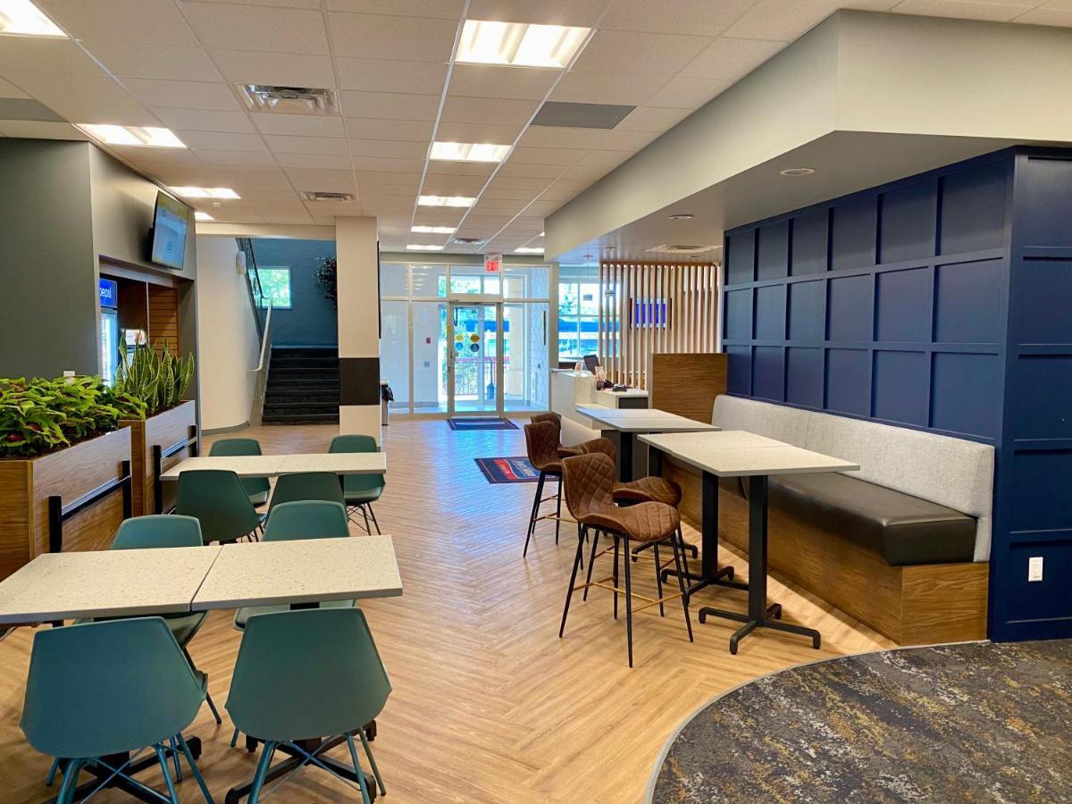 Howard Johnson By Wyndham Winnipeg West Esterno foto