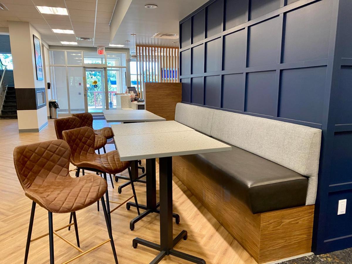 Howard Johnson By Wyndham Winnipeg West Esterno foto