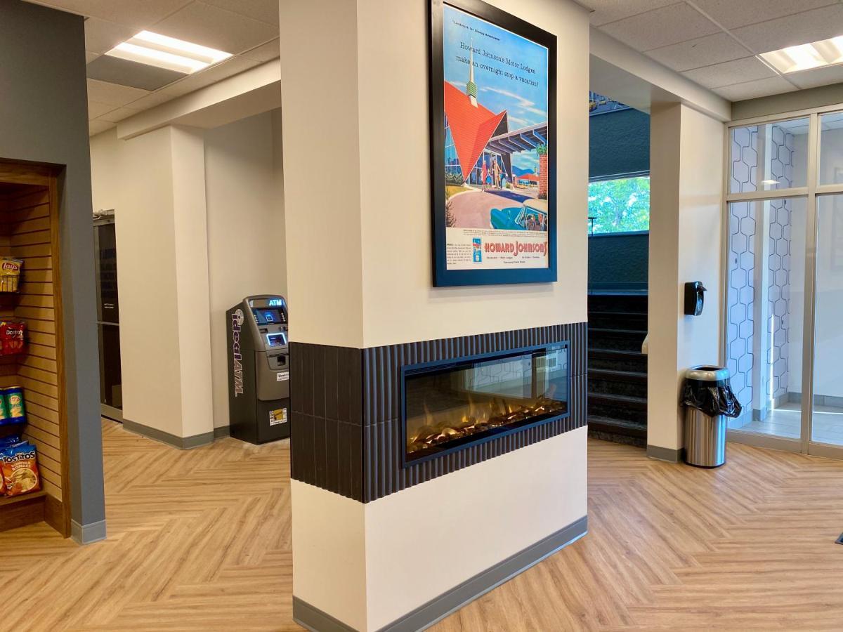 Howard Johnson By Wyndham Winnipeg West Esterno foto