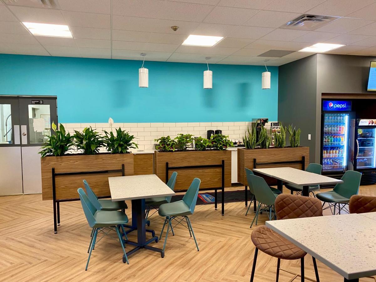 Howard Johnson By Wyndham Winnipeg West Esterno foto