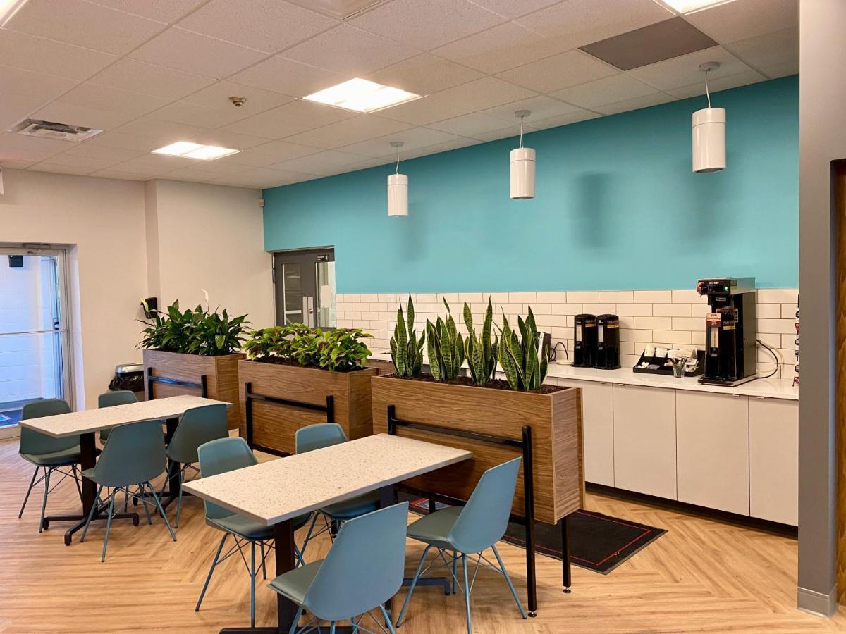 Howard Johnson By Wyndham Winnipeg West Esterno foto