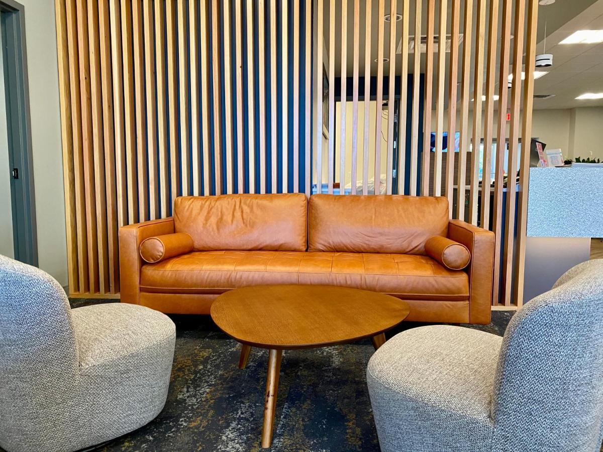 Howard Johnson By Wyndham Winnipeg West Esterno foto