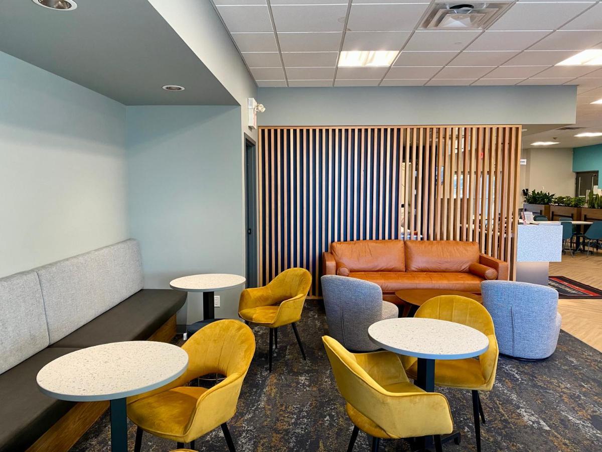 Howard Johnson By Wyndham Winnipeg West Esterno foto