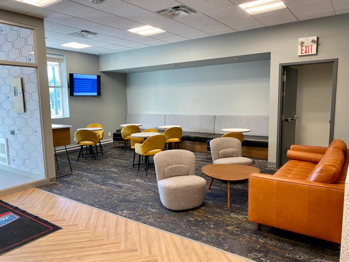 Howard Johnson By Wyndham Winnipeg West Esterno foto