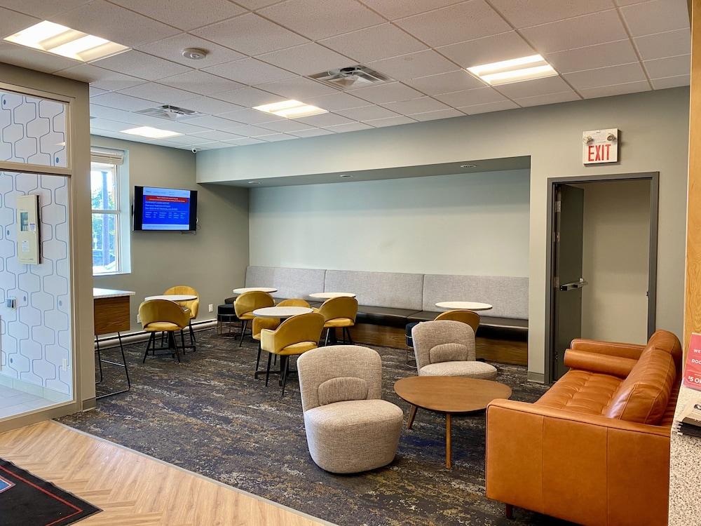Howard Johnson By Wyndham Winnipeg West Esterno foto