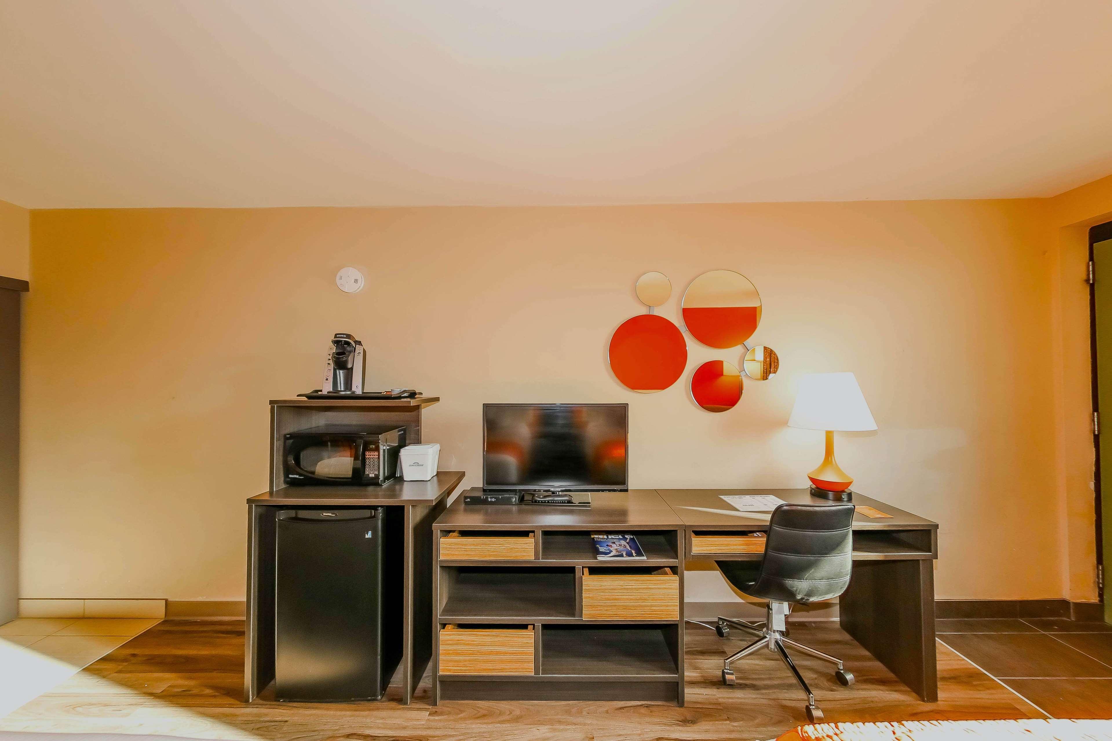 Howard Johnson By Wyndham Winnipeg West Esterno foto