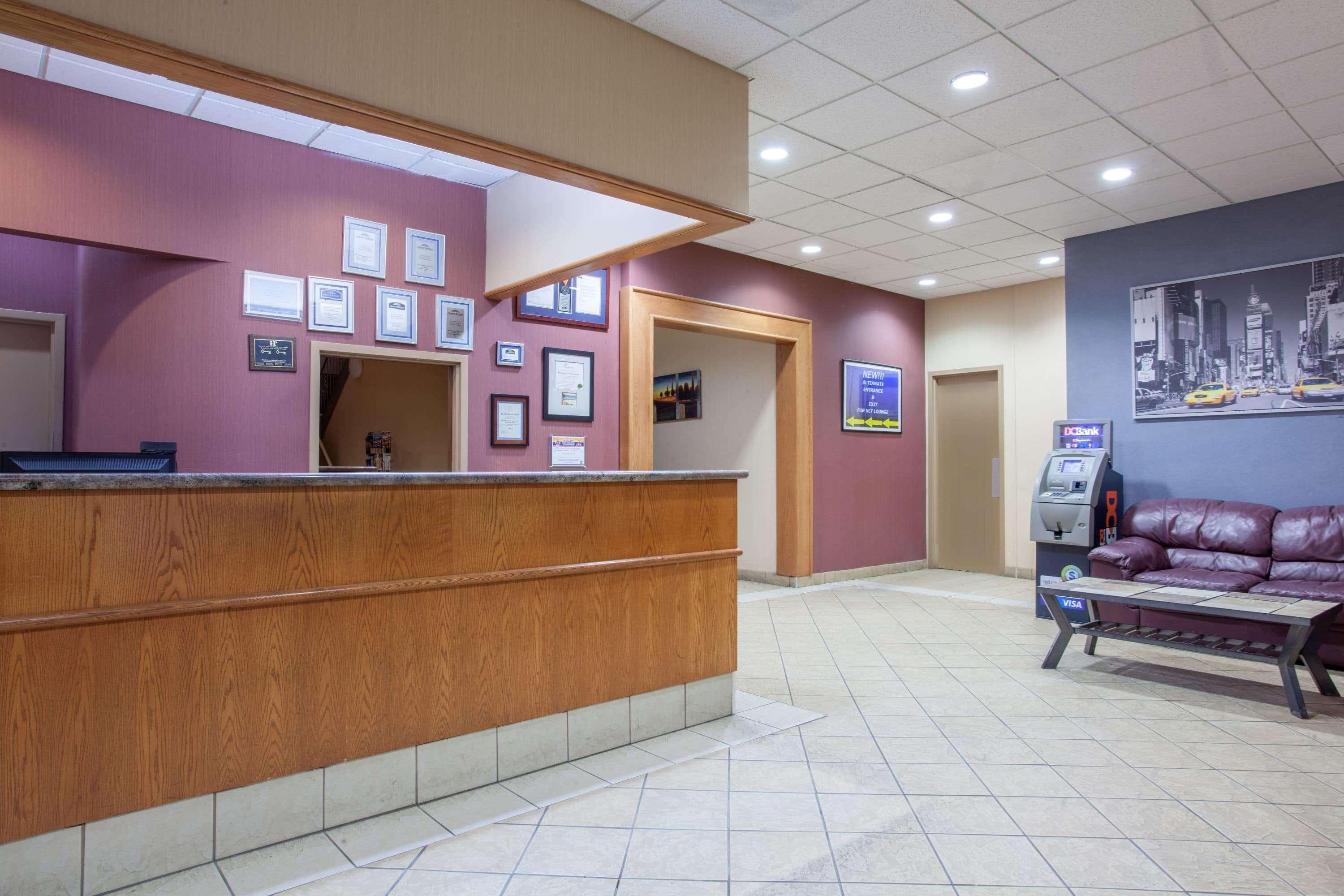 Howard Johnson By Wyndham Winnipeg West Esterno foto