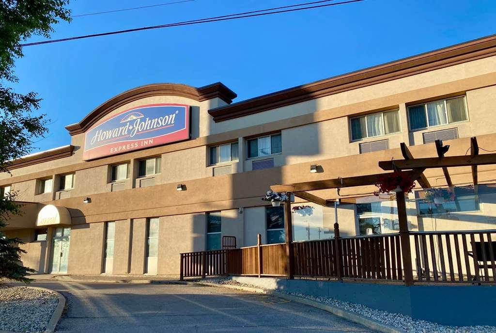 Howard Johnson By Wyndham Winnipeg West Esterno foto