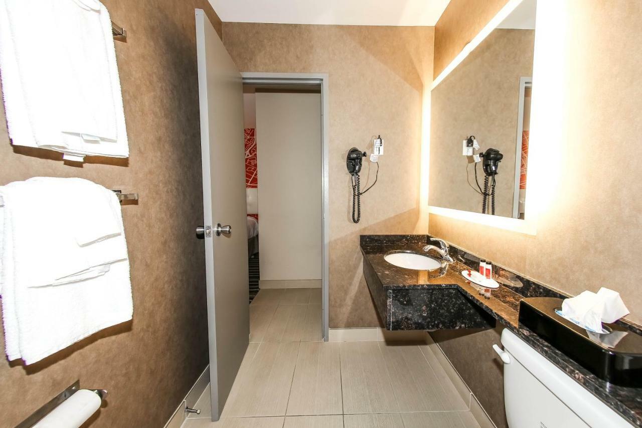 Howard Johnson By Wyndham Winnipeg West Esterno foto