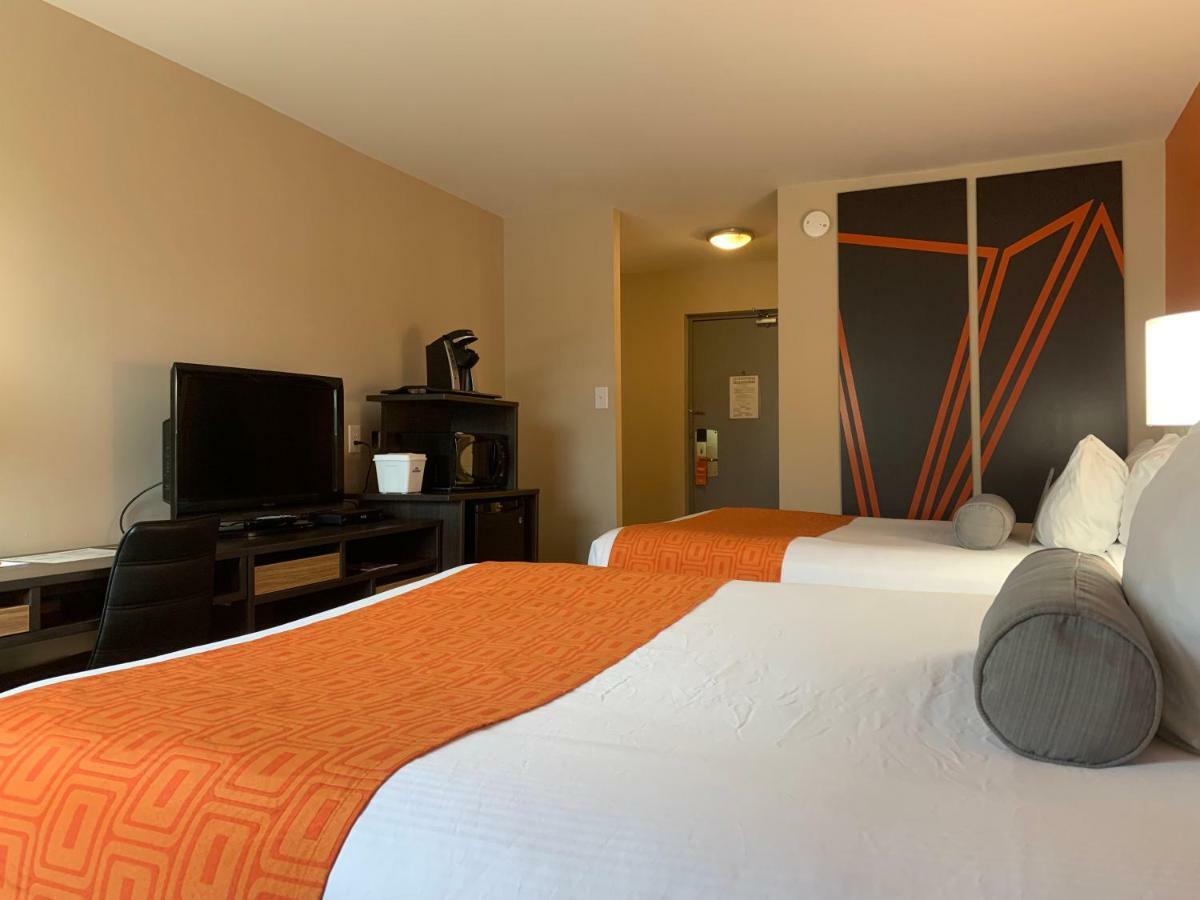 Howard Johnson By Wyndham Winnipeg West Esterno foto