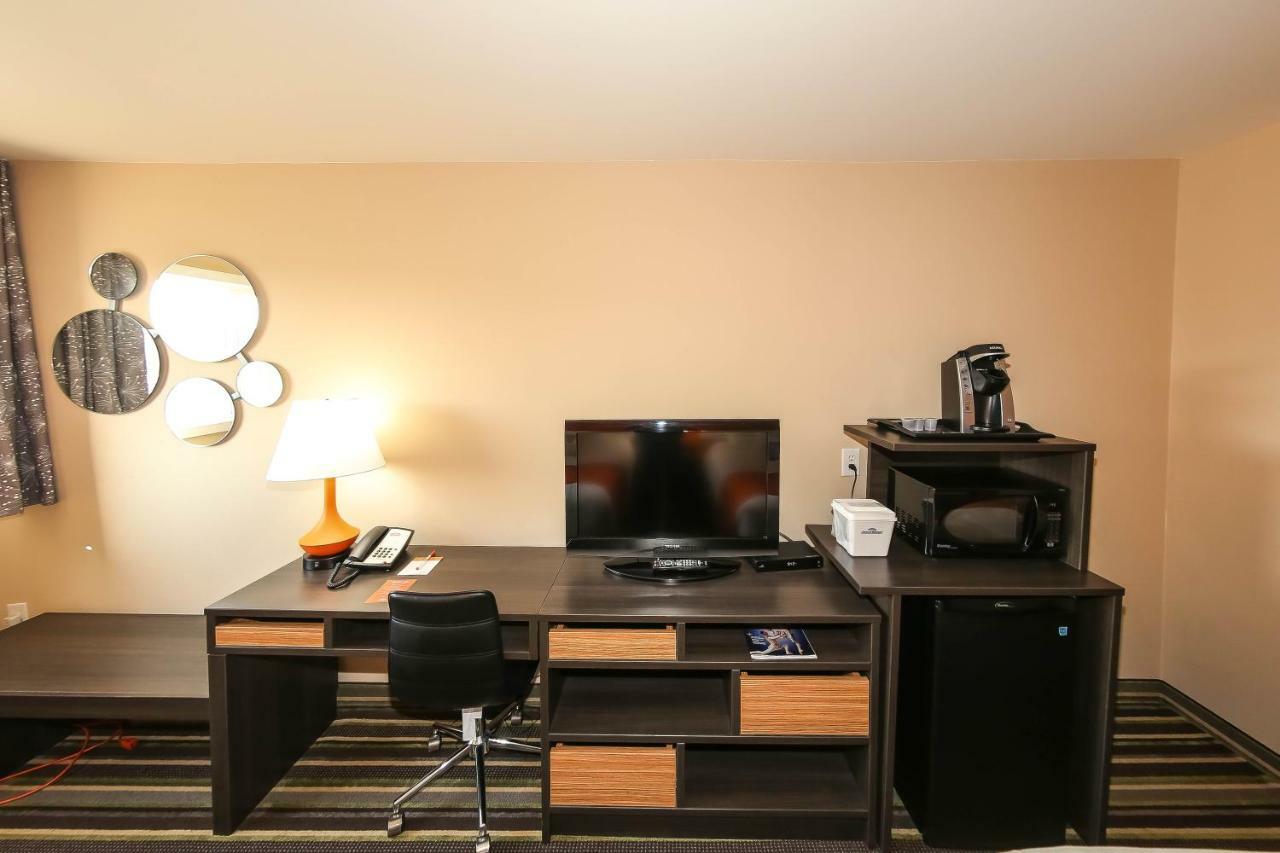 Howard Johnson By Wyndham Winnipeg West Esterno foto
