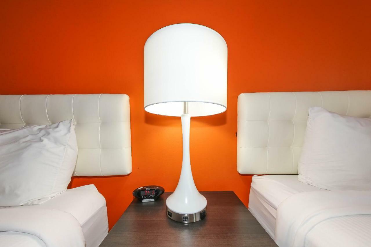 Howard Johnson By Wyndham Winnipeg West Esterno foto