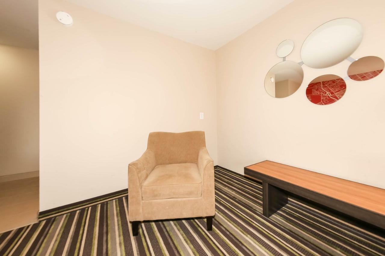 Howard Johnson By Wyndham Winnipeg West Esterno foto