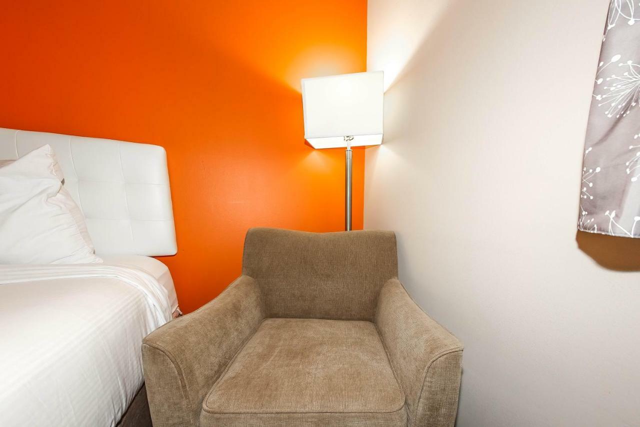 Howard Johnson By Wyndham Winnipeg West Esterno foto